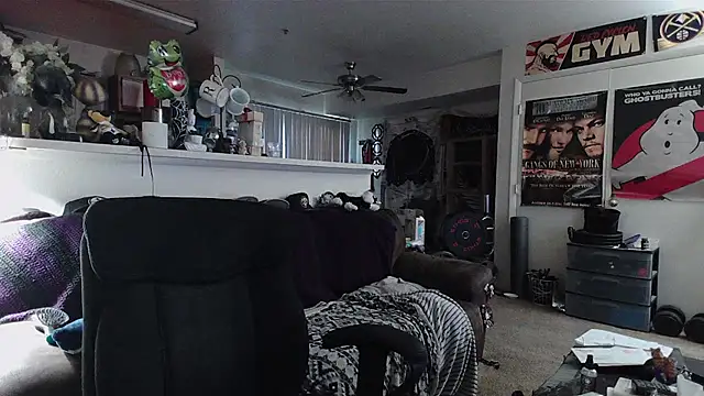 biggerisbetter12 online show from April 16, 2026, 1:17 am