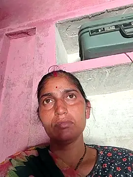 Snapshot of Pooja_shre chatting on April 24, 2026, 4:37 am Pooja shre online show from April 24, 2026, 4:37 am