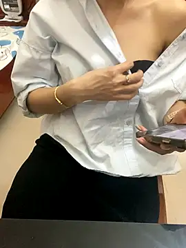 Snapshot of Phale2x chatting on December 19, 2025, 10:11 am Phale2x online show from December 19, 2025, 10:11 am