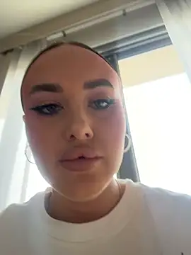 KiraSunshine online show from February 18, 2026, 4:30 am