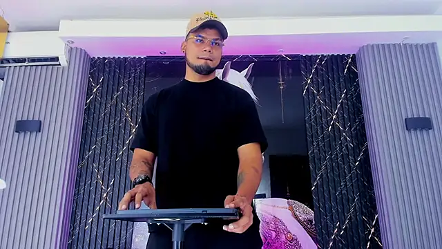 handsome boys22 online show from November 20, 2025, 12:38 pm