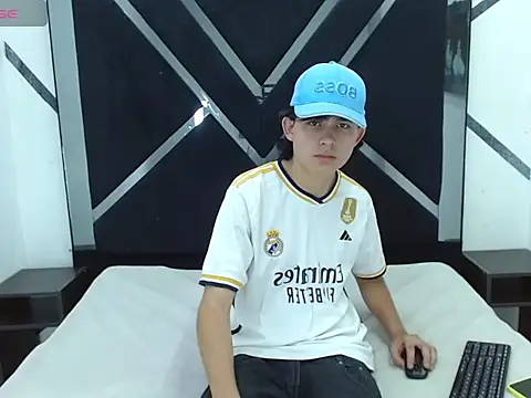 Snapshot of Tom_0001 chatting on October 25, 2025, 7:19 pm Tom 0001 online show from October 25, 2025, 7:19 pm