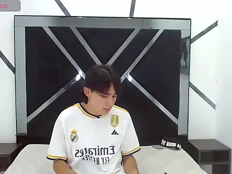 Snapshot of Tom_0001 chatting on October 27, 2025, 8:02 pm Tom 0001 online show from October 27, 2025, 8:02 pm