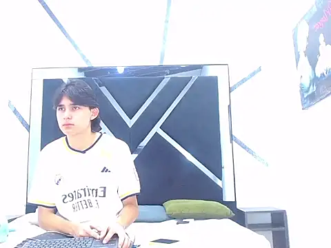 Snapshot of Tom_0001 chatting on October 28, 2025, 8:00 pm Tom 0001 online show from October 28, 2025, 8:00 pm