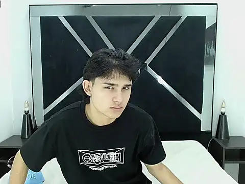 Snapshot of Tom_0001 chatting on December 17, 2025, 12:33 pm Tom 0001 online show from December 17, 2025, 12:33 pm