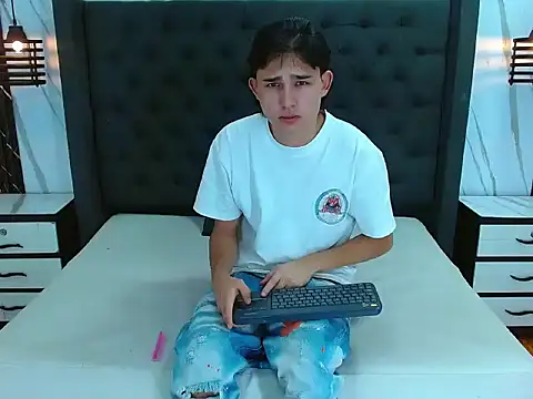 Snapshot of Tom_0001 chatting on December 18, 2025, 12:44 pm Tom 0001 online show from December 18, 2025, 12:44 pm