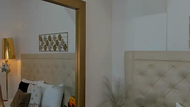 lucia lorenz online show from October 30, 2025, 11:22 am