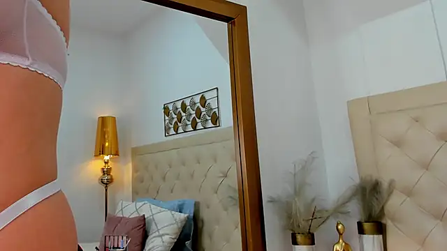 lucia lorenz online show from April 10, 2026, 11:26 am