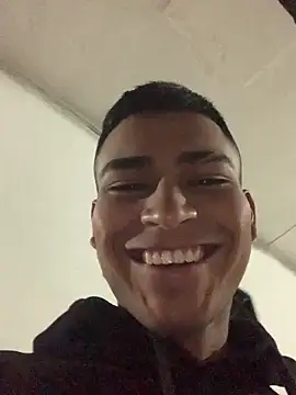 Snapshot of Emiliano_Reyes chatting on May 27, 2026, 2:52 am Emiliano Reyes online show from May 27, 2026, 2:52 am
