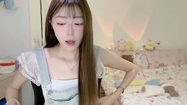 Snapshot of Onecutelittle chatting on November 13, 2025, 6:01 am Onecutelittle online show from November 13, 2025, 6:01 am