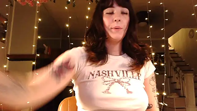 Snapshot of Trickylucy555 chatting on June 16, 2026, 3:42 am Trickylucy555 online show from June 16, 2026, 3:42 am