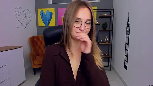 HazelWhityy online show from May 26, 2026, 6:09 am