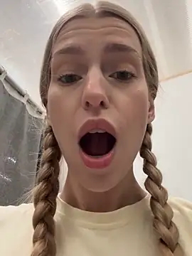 Snapshot of kira_mia chatting on November 29, 2025, 4:10 pm kira mia online show from November 29, 2025, 4:10 pm