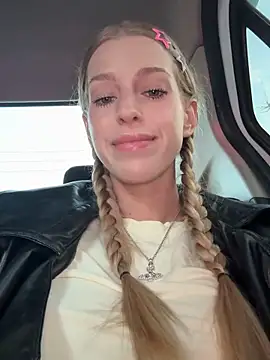 kira mia online show from March 17, 2026, 3:37 pm