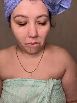 Snapshot of Love__Mom chatting on November 16, 2025, 4:34 pm Love Mom online show from November 16, 2025, 4:34 pm