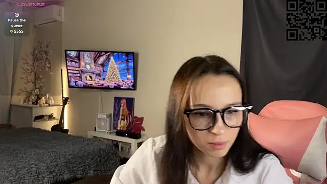 Snapshot of ella_simons chatting on November 19, 2025, 12:54 am ella simons online show from November 19, 2025, 12:54 am