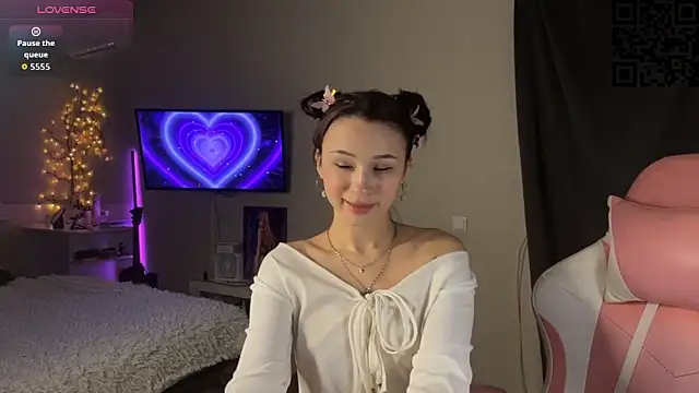 Snapshot of ella_simons chatting on December 2, 2025, 1:11 am ella simons online show from December 2, 2025, 1:11 am