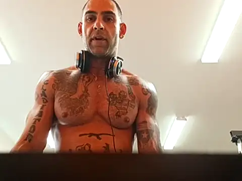 Snapshot of alphacloudGod chatting on October 28, 2025, 10:56 pm alphacloudGod online show from October 28, 2025, 10:56 pm