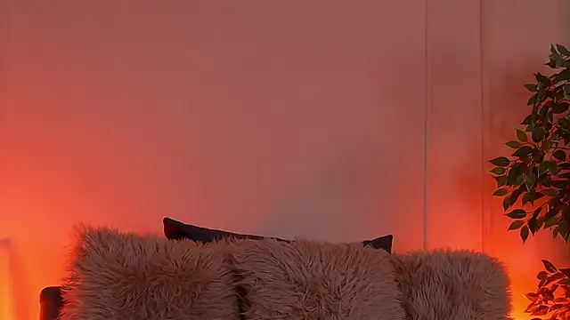 CrystalRedx online show from December 4, 2025, 4:55 am