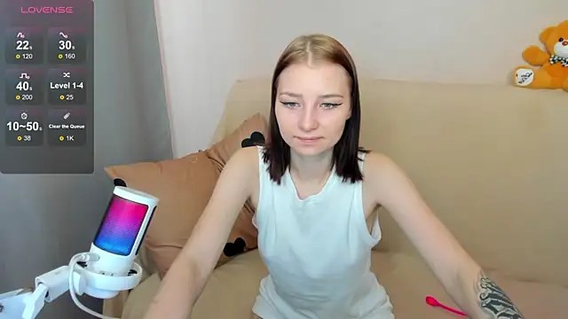 NaughtyBunny1  online show from October 27, 2025, 6:06 am