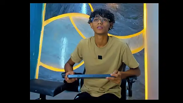 Snapshot of Sex_Boy_33_ chatting on October 24, 2025, 4:53 am Sex Boy 33 online show from October 24, 2025, 4:53 am