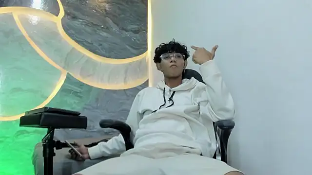 Snapshot of Sex_Boy_33_ chatting on October 26, 2025, 4:29 am Sex Boy 33 online show from October 26, 2025, 4:29 am