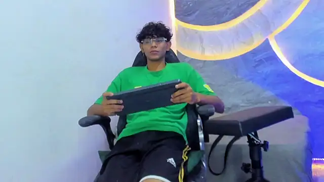 Snapshot of Sex_Boy_33_ chatting on October 28, 2025, 4:49 am Sex Boy 33 online show from October 28, 2025, 4:49 am