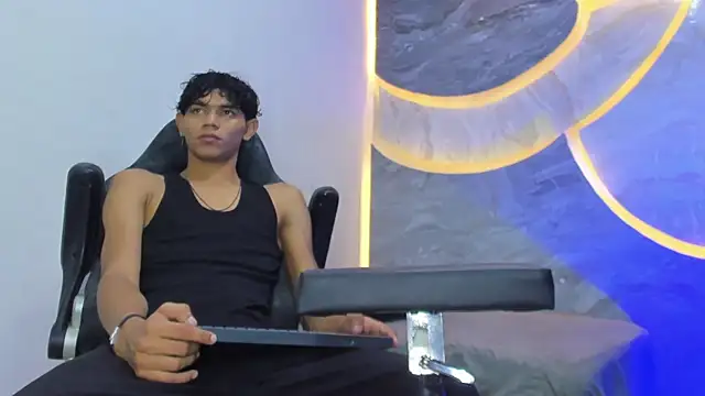 Snapshot of Sex_Boy_33_ chatting on November 10, 2025, 4:11 am Sex Boy 33 online show from November 10, 2025, 4:11 am