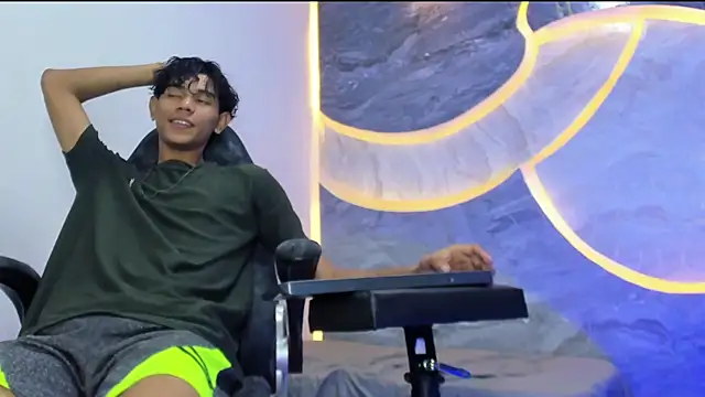 Snapshot of Sex_Boy_33_ chatting on November 18, 2025, 4:17 am Sex Boy 33 online show from November 18, 2025, 4:17 am