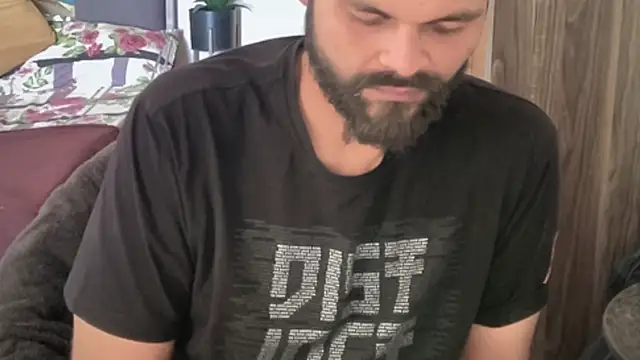 Snapshot of MakeMeAwareAah chatting on April 12, 2026, 5:45 am MakeMeAwareAah online show from April 12, 2026, 5:45 am