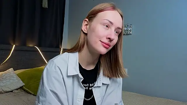 ZolaDickmann online show from November 5, 2025, 8:25 am