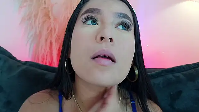 mia roux1 online show from April 17, 2026, 9:07 pm