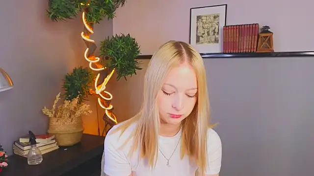 YungLyssy online show from November 18, 2025, 3:23 am