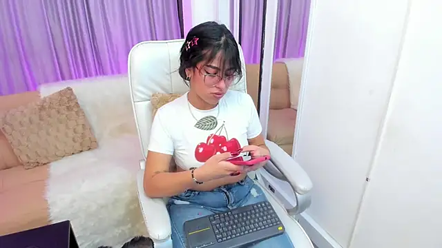 Claire Aristizabal  online show from November 14, 2025, 8:07 pm