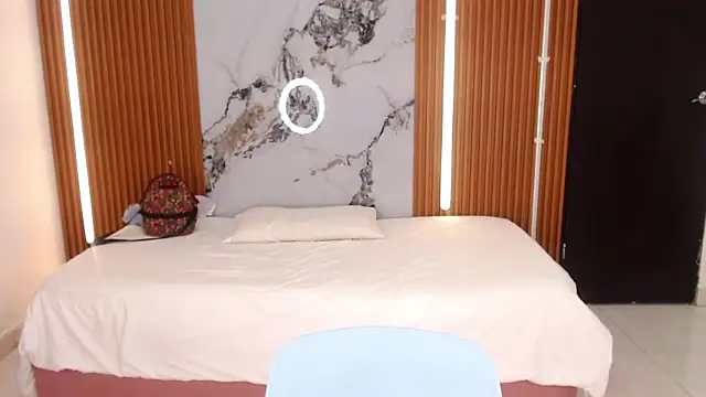 rosselyn  online show from October 28, 2025, 7:38 pm