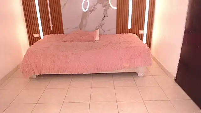 rosselyn  online show from November 22, 2025, 7:35 pm