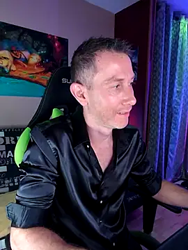 Snapshot of Gamerinleather chatting on October 29, 2025, 7:04 pm Gamerinleather online show from October 29, 2025, 7:04 pm