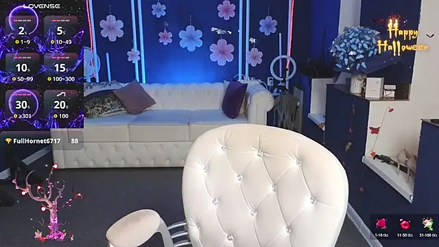 Kira Kirke online show from November 3, 2025, 1:34 pm