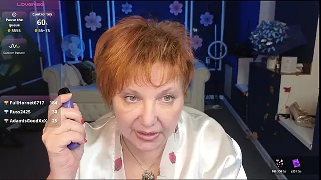 Kira Kirke online show from November 10, 2025, 4:39 pm