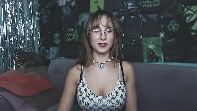 AlishaKellyi online show from November 15, 2025, 2:13 pm