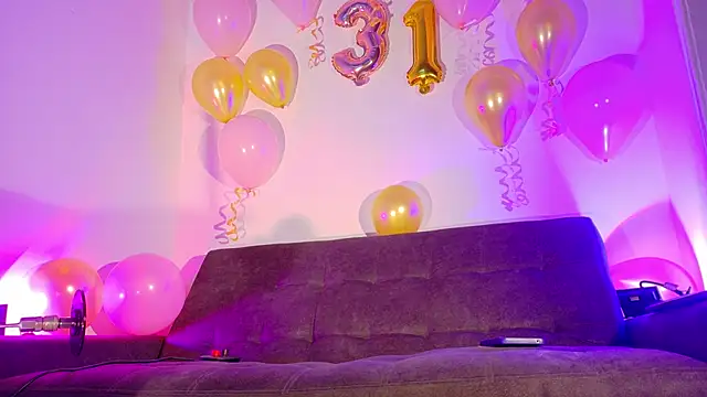 SeleneGibson   online show from December 19, 2025, 8:27 pm