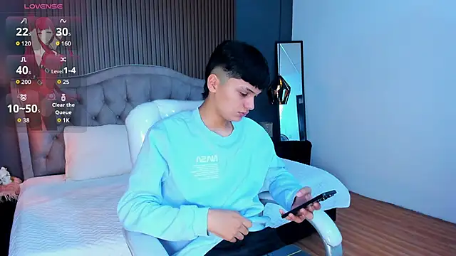 Snapshot of Maxii18_ chatting on October 28, 2025, 1:47 pm Maxii18 online show from October 28, 2025, 1:47 pm