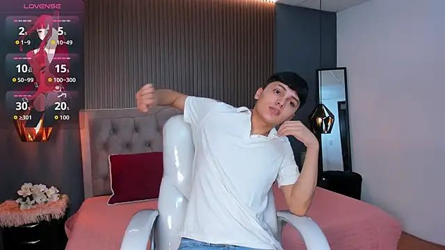 Snapshot of Maxii18_ chatting on November 5, 2025, 7:36 pm Maxii18 online show from November 5, 2025, 7:36 pm