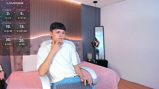 Snapshot of Maxii18_ chatting on November 7, 2025, 7:36 pm Maxii18 online show from November 7, 2025, 7:36 pm