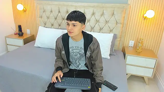 Maxii18  online show from January 17, 2026, 2:38 am