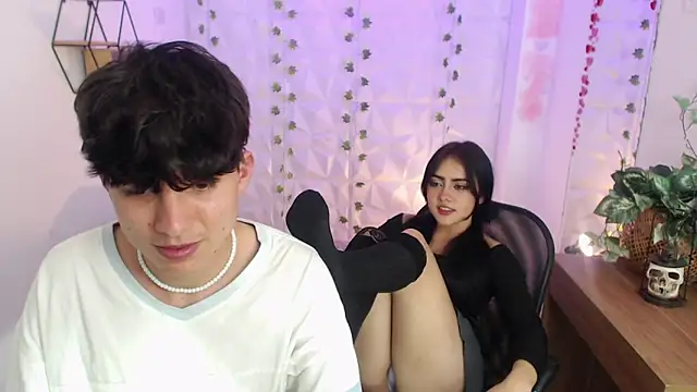 Snapshot of Cassie_and_Jonah chatting on October 27, 2025, 7:29 pm Cassie and Jonah online show from October 27, 2025, 7:29 pm