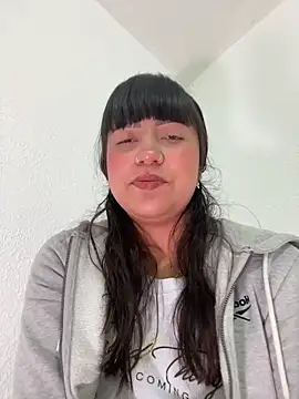 misschloe  online show from October 27, 2025, 1:59 pm