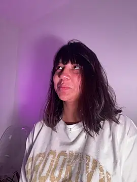 misschloe  online show from November 13, 2025, 4:17 pm