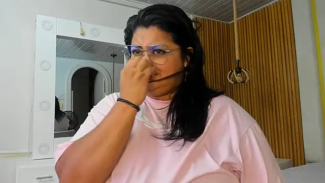 Snapshot of Hanna_curvy_ chatting on November 16, 2025, 12:00 pm Hanna curvy online show from November 16, 2025, 12:00 pm