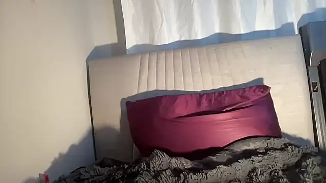 alyx  online show from April 15, 2026, 7:58 pm